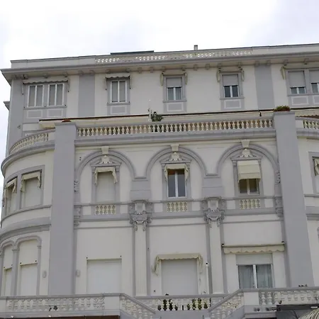 Апартаменты Centro Residenziale Maestoso Виареджо